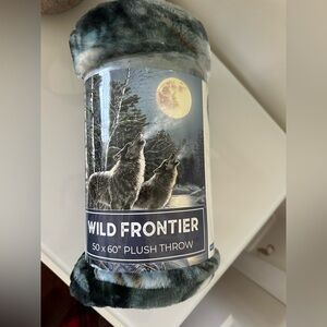 New Incredibly Soft Wild Frontier Wolf Pack 50×60" Plush Throw